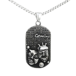 Détail du collier zodiaque Gémeaux vintage avec relief de masque de théâtre poli