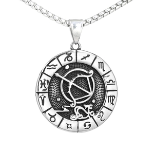 Détail macro du pendentif Sagittaire en argent vintage avec symboles du zodiaque