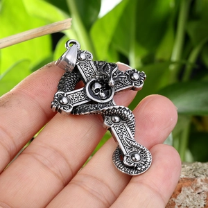 Collier gothique en acier inoxydable avec pendentif croix dragon et crâne