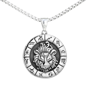 Vue macro du pendentif zodiaque lion en argent avec finition vintage sur chaîne box