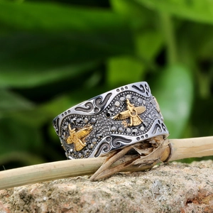 Vintage eagle ring in titanium steel with black stones and golden eagle relief