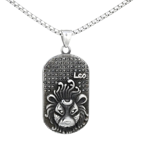Vue détaillée du pendentif zodiaque Lion avec relief de lion et cristaux noirs