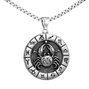 Détail du pendentif du zodiaque Cancer avec relief de crabe et symboles