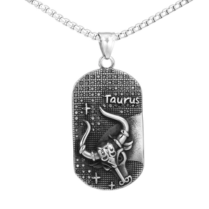 Détail de la gravure du zodiaque Taureau et du relief sur un pendentif dog tag argenté