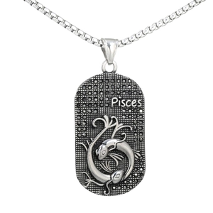 Détail du pendentif Poissons avec poissons en relief et incrustation de pierres noires