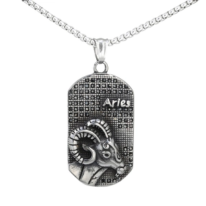 Détail du collier zodiaque Bélier avec relief de bélier et pierres noires sur pendentif