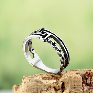 Vintage punk silver stainless steel ring with hollow chain design on rustic wood base