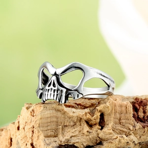 Vintage gothic skull ring for men in silver finish with black oxidized details on bark