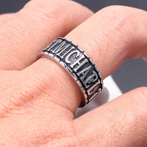 Gros plan d'une bague vintage en acier inoxydable 316L avec relief gravé St. Michael