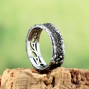 Bague écailles de dragon en acier titane rétro avec finition oxydée et surface texturée