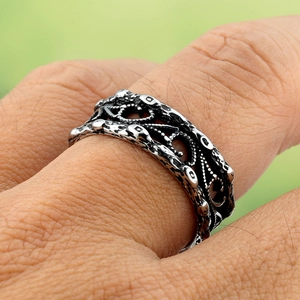 Bague rétro en acier titane avec texture d'écailles de dragon et finition vieillie