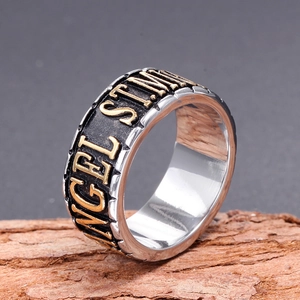 Bague vintage homme en acier 316L avec lettrage Angel ST doré sur fond noir