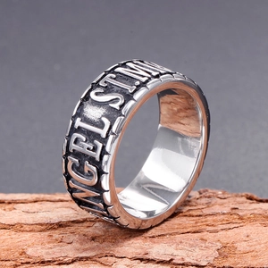 Bague vintage en acier inoxydable 316L pour hommes avec lettres ANGELS sur socle en bois