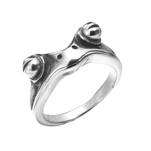 Vintage style stainless steel frog ring with oxidized silver finish and 3D eye detail