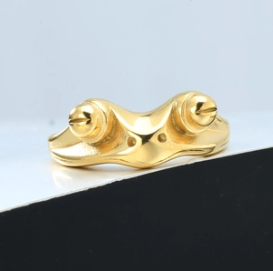 Bague vintage dorée en acier inoxydable style industriel avec motifs de rainures