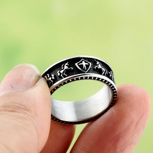 Men's retro titanium steel ring with horse shield embossment and vintage silver finish