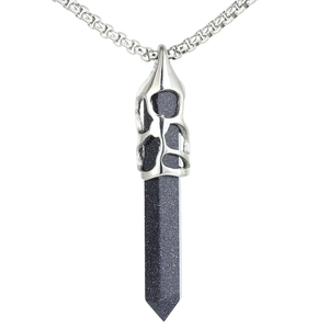 Vue détaillée du pendentif hexagonal en pierre bleue avec monture argentée ciselée