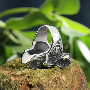 Gothic skull ring in silver stainless steel with floral reliefs on natural rock