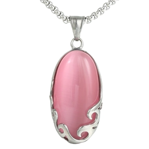 Pendente ovale occhio di gatto rosa con catena vintage in acciaio inox argento su sfondo bianco