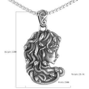 Pendaglio Medusa in acciaio al titanio con rilievo dettagliato e catena a maglia