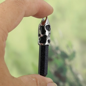 Pendentif pilier hexagonal en pierre bleue scintillante avec calotte argentée