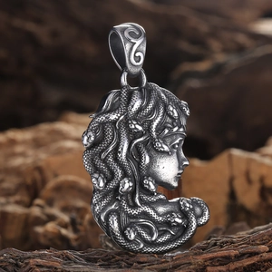 Pendente Medusa vintage in acciaio al titanio su sfondo di legno naturale rustico