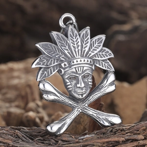 Gros plan du pendentif crâne de chef indien sur bois avec détails tribaux de style hip hop
