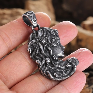 Ciondolo vintage con testa di Medusa in acciaio inossidabile argento antico