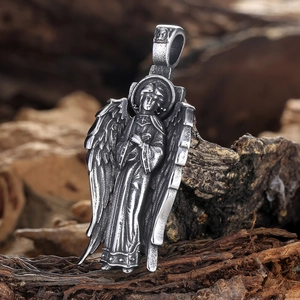 Vue détaillée du pendentif aile d'ange vintage sur un support en bois rustique