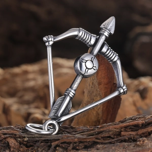 Pendentif arc et flèche en acier inoxydable rétro avec gravure soleil sur écorce sombre