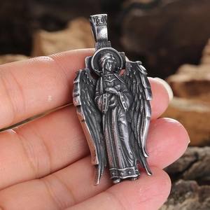 Pendentif ailes d'ange vintage en acier inoxydable avec des textures détaillées