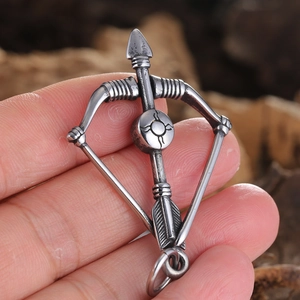 Pendentif arc et flèche vintage en acier titane avec motif soleil pour collier