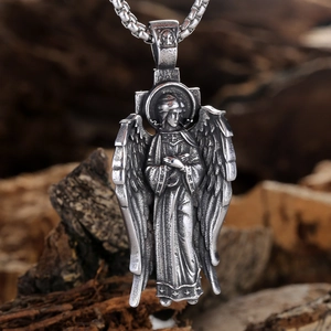 Pendentif archange vintage en argent avec ailes d'ange sur fond bois rustique