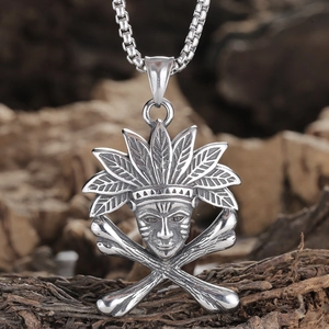 Collier pendentif crâne tribal rétro avec coiffe de plumes indiennes et chaîne à mailles