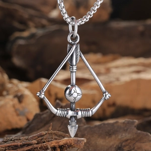 Collier rétro avec pendentif arc et flèche en acier titane oxydé et chaîne box