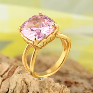 Anello vintage in acciaio inossidabile dorato con grande pietra rosa taglio cushion