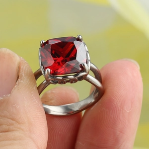 Anello vintage in acciaio con gemma rossa quadrata e fascia traforata a doppia linea