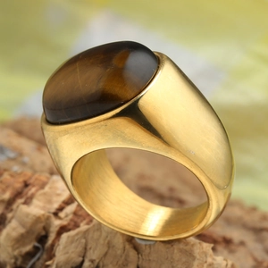 Bague vintage en acier inoxydable avec grand œil de tigre ovale sur écorce naturelle