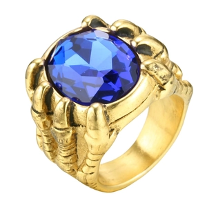 Makroansicht des goldenen Drachenkrallen-Rings mit großem ovalem blauem Edelstein