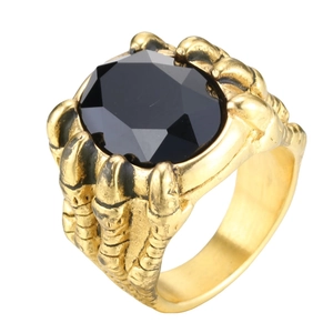 Makrodetail eines Punk Drachenkrallenrings mit großem schwarzen Edelstein und goldener Textur