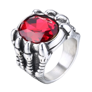 Makro-Detail des gotischen Drachenkrallen-Rings mit großem facettiertem rotem Edelstein