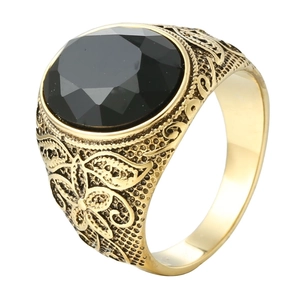 Anello vintage placcato oro con grande gemma nera sfaccettata e incisioni floreali