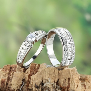 Photo en extérieur de bagues de mariage étincelantes en zircone pour couples sur bois