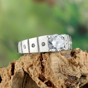 Bague en argent classique avec grand diamant rond et anneau texturé sur bois