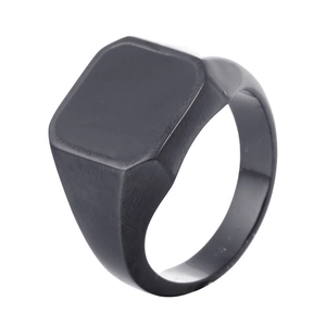 Gros plan détaillé d'une bague chevalière en acier inoxydable noir mat avec plateau carré plat