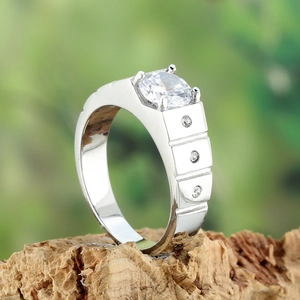Bague pour homme minimaliste avec diamant rond sur un support en liège naturel