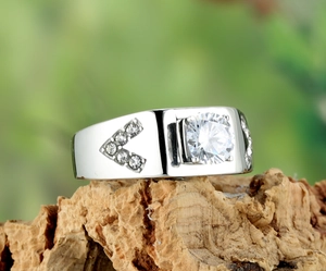 Vue détaillée d'une bague pour homme en argent avec cristal sur écorce de bois