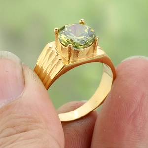 Golden wavy ring with olive green round stone and four-prong setting in polished finish