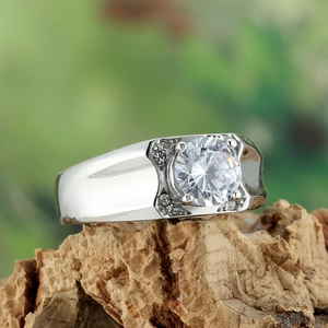 Details des Herrenrings aus Edelstahl mit Mittelstein auf natürlicher Holzoberfläche