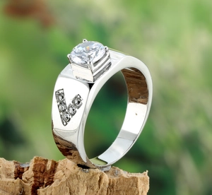 Macro d'une bague en argent avec zircon central et détails en V sertis de pierres